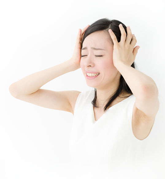 悩む女性