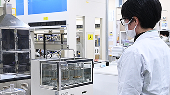 小林製薬の栄養補助食品は、健康成分の研究、配合成分の検討、製造など、さまざまな工程を経てお客様のお手元に製品が届きます。確かな品質を確立するために、製品に携わるすべての分野で努力と工夫を重ねています