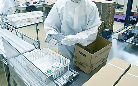 サプリメントを発送用段ボールに梱包