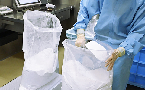 万が一の異物を除去するため、すべての原料をふるいなどにかけています