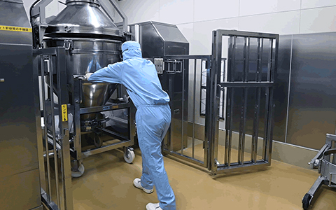 機械をゆっくり回転させて丁寧に混ぜ合わせます