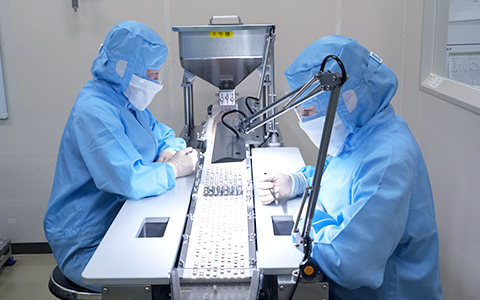 専門員の目視検査の様子