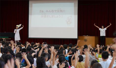 授業の最後は全校生徒で行う「うんちっち体操」