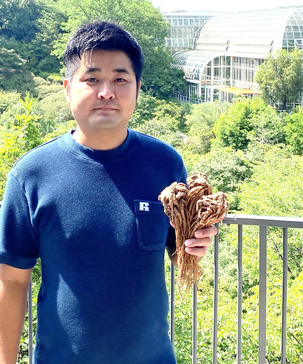 植物研究を志し、2015年に牧野植物園に入社したという宮本さん。2016年に共同研究が始まったことがきっかけで小林製薬に入社し、現在は牧野植物園駐在員として生薬の栽培加工研究に取り組んでいます