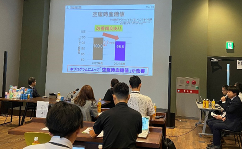 結果報告している写真