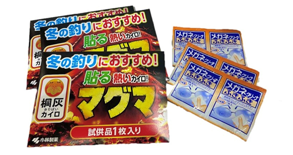 「桐灰カイロ 貼るマグマ（左）」と「めがねクリーナふきふき（右）」