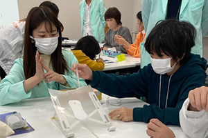 親子で学ぶ“あっ！と分かる”おりもの教室の様子⑧