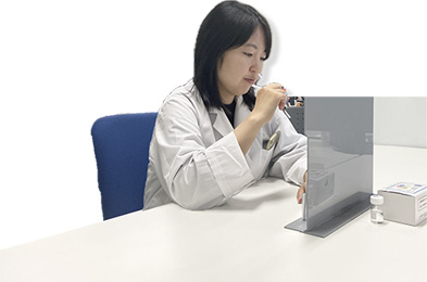 嗅覚検査を受ける様子