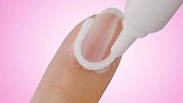 爪まわりにも塗りやすい先細チューブのクリーム剤