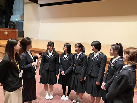 ＜生徒との交流風景＞