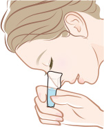 専用カップを鼻に押し当てる