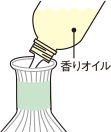 使用済みのスティックを直接触らないようにティッシュなどを使って捨てる。ガラス容器を平らで安定した場所に置き、香りオイルの注ぎ口を差し込んで液を全て注ぐ。
