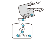 袋内の天然石をガラス容器に移し入れる