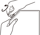 （1）図のようにつめ替え口のつけ根部分をしっかり持ち、キャップを矢印の方向にゆっくり回して、開けてください。